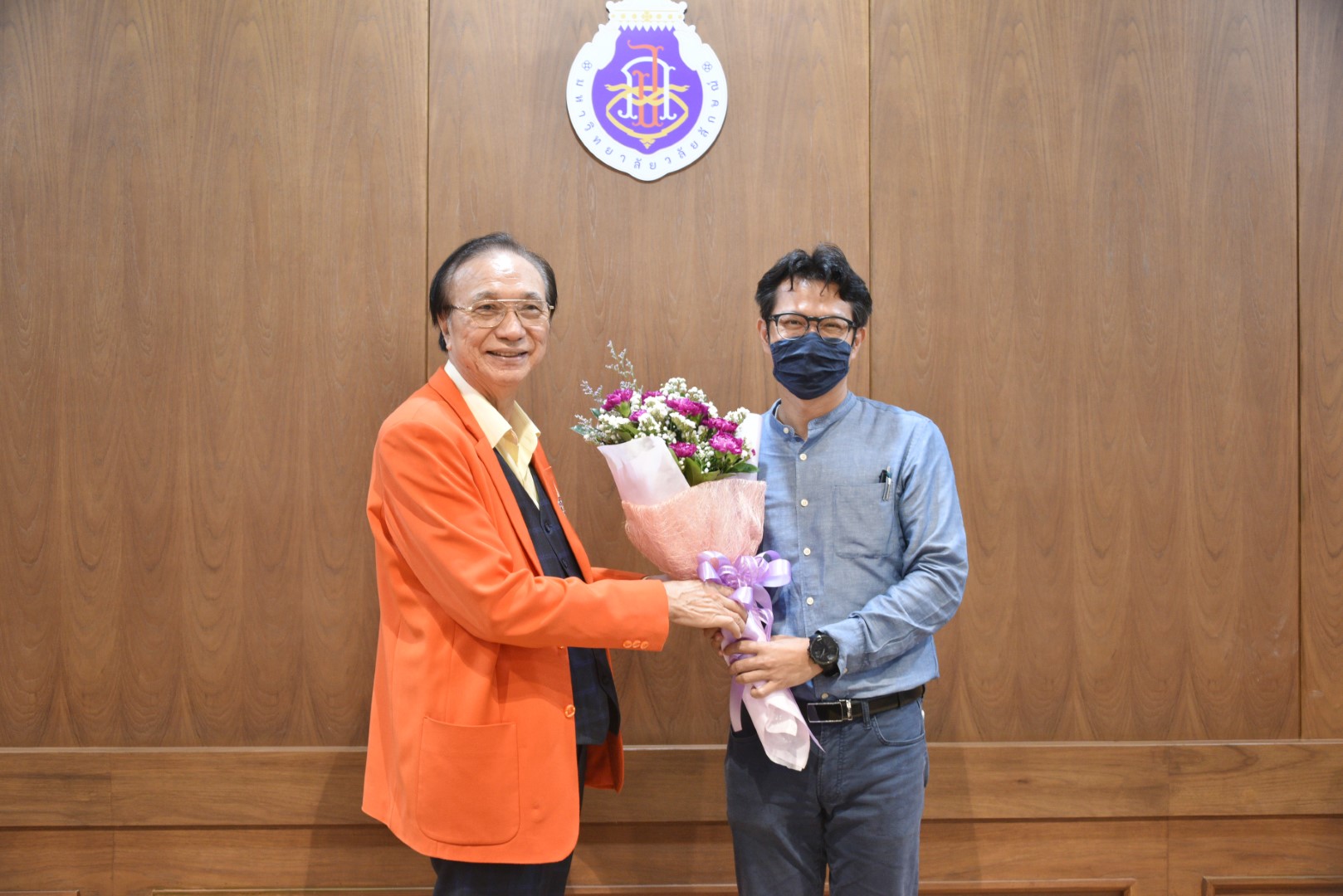 ขอแสดงความยินดีแก่คณาจารย์ ในโอกาสที่ได้รับช่อดอกไม้แสดงความยินดีในโอกาสที่ได้รับประกาศนียบัตร UKPSF